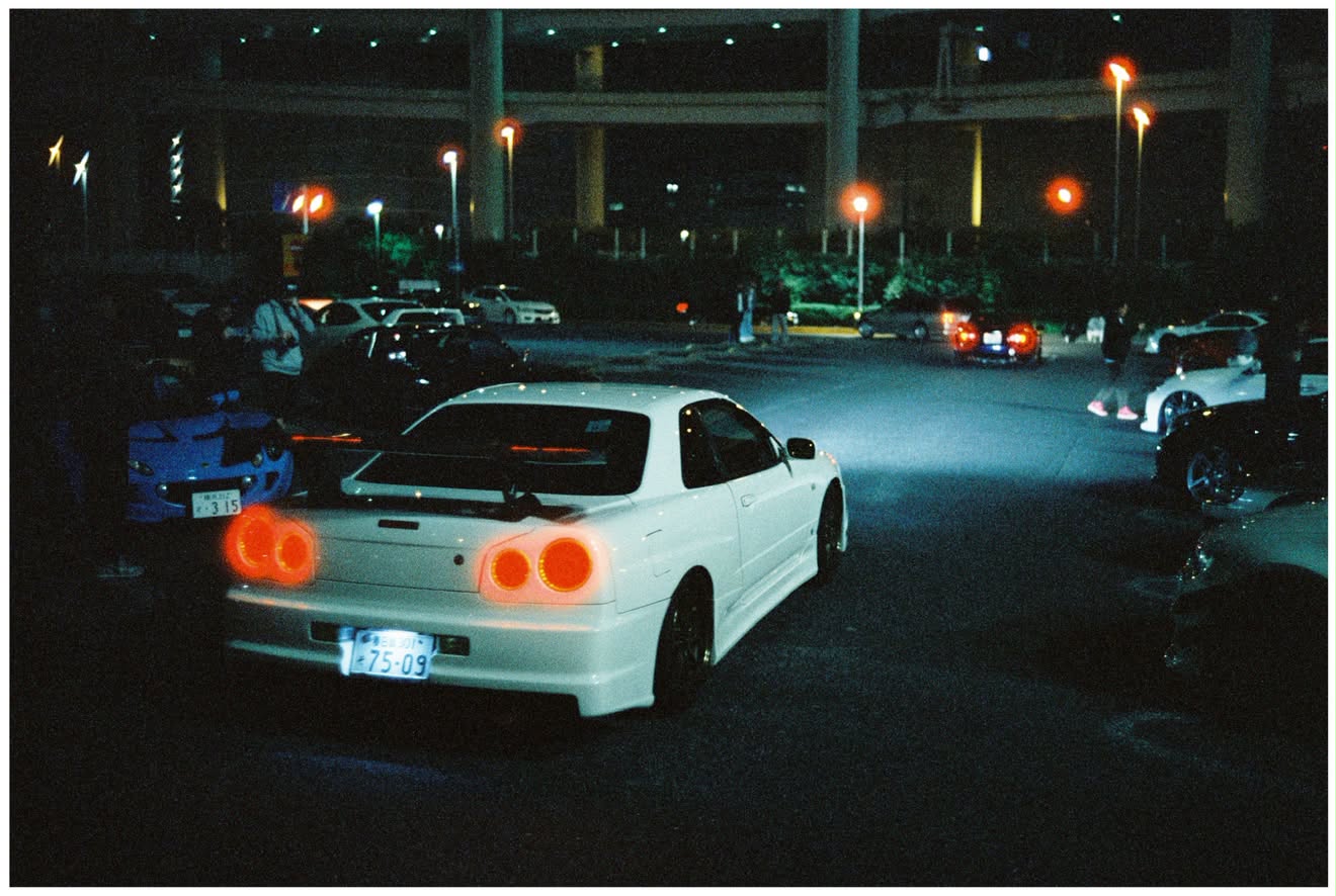 WHITE SKYLINE