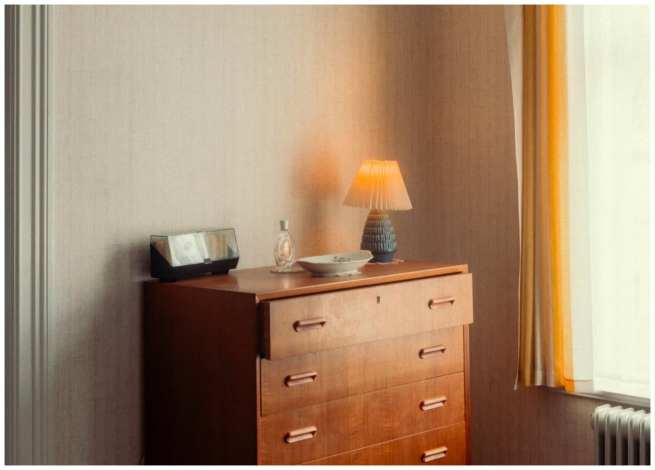 DRESSER LIGHT