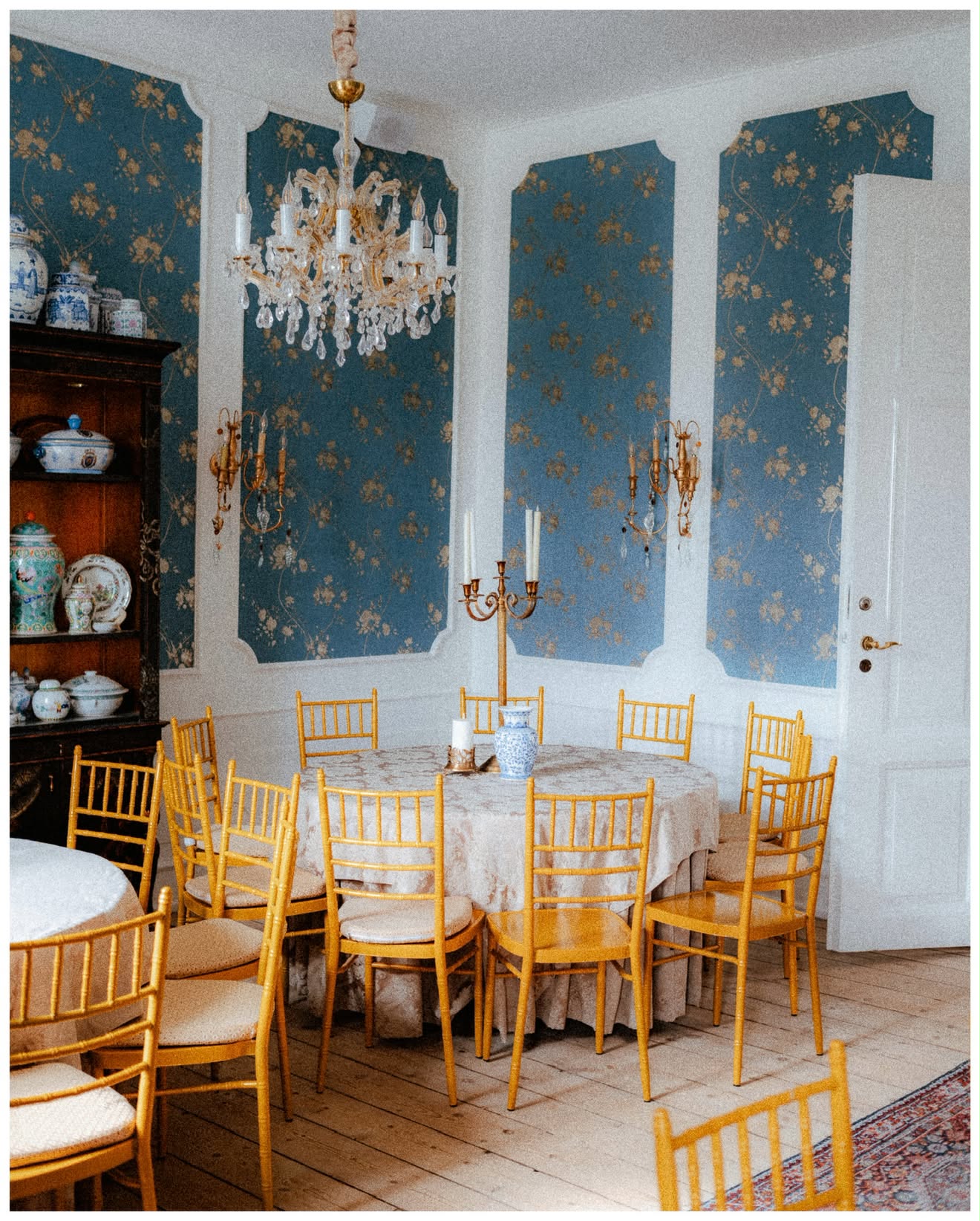 BLUE ROOM